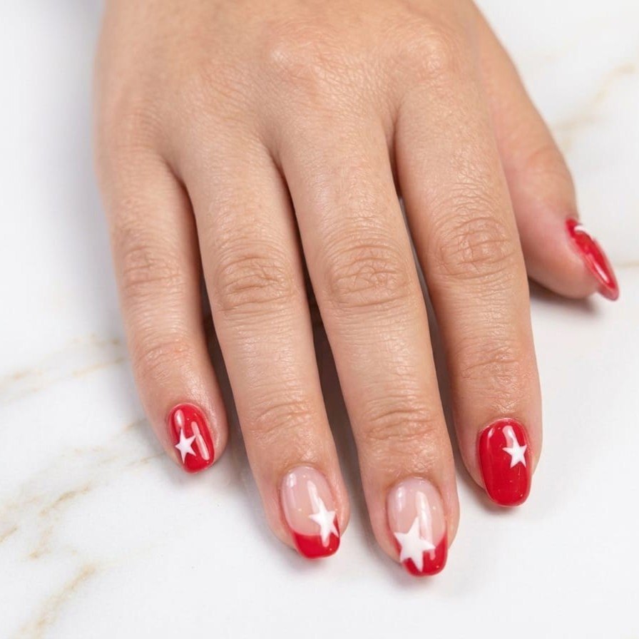 Unas cortas en rojo con estrellas blancas y francesa roja