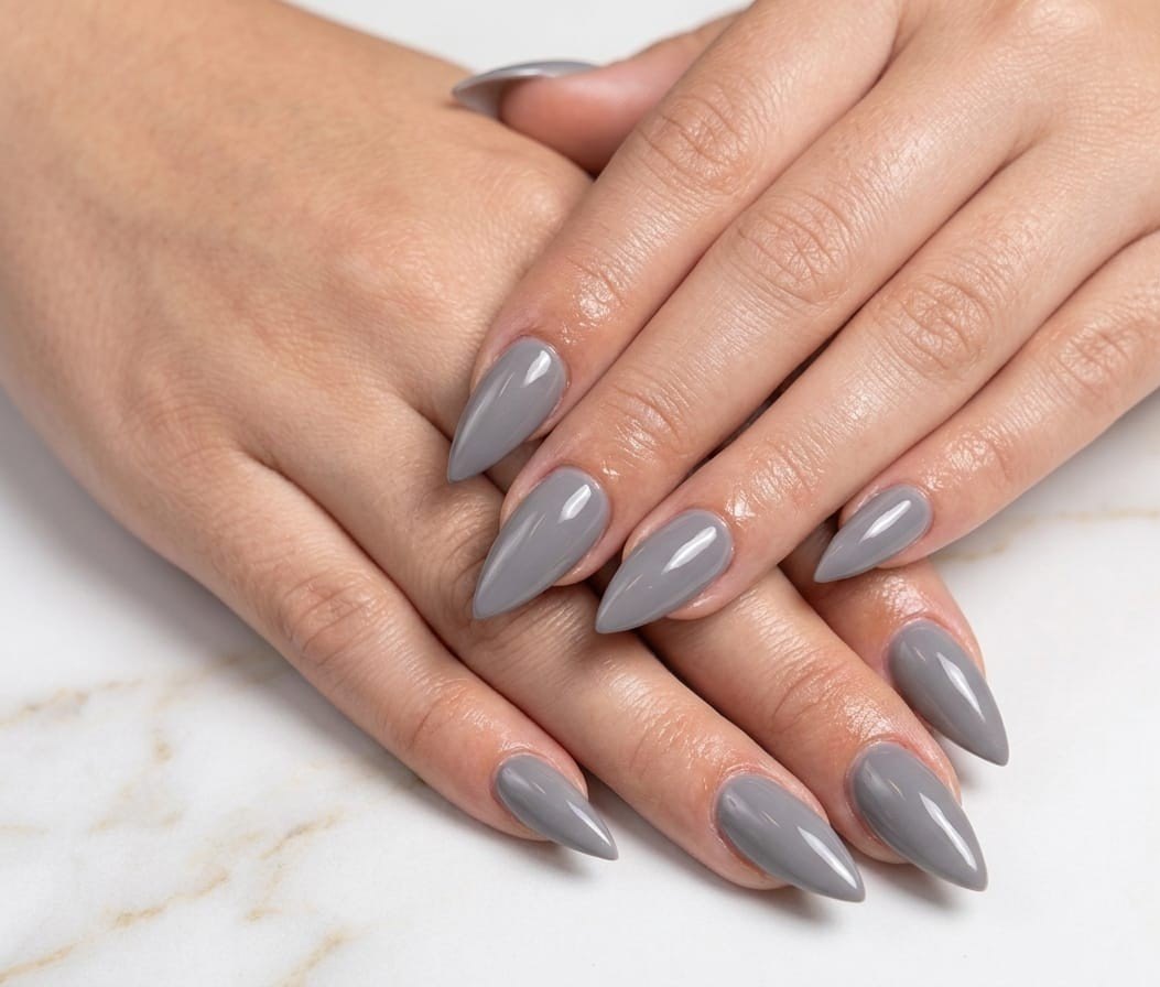 Manicura almendrada larga en gris topo brillante, hecha por Sheila Martinez