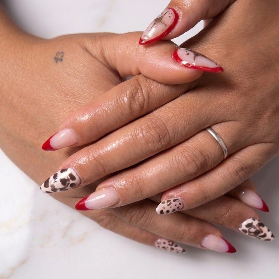 Francesa roja combinada con unas de leopardo